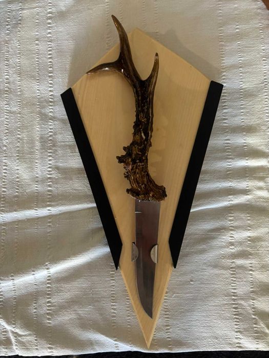 Ръчно изработен нож с дръжка от еленов рог