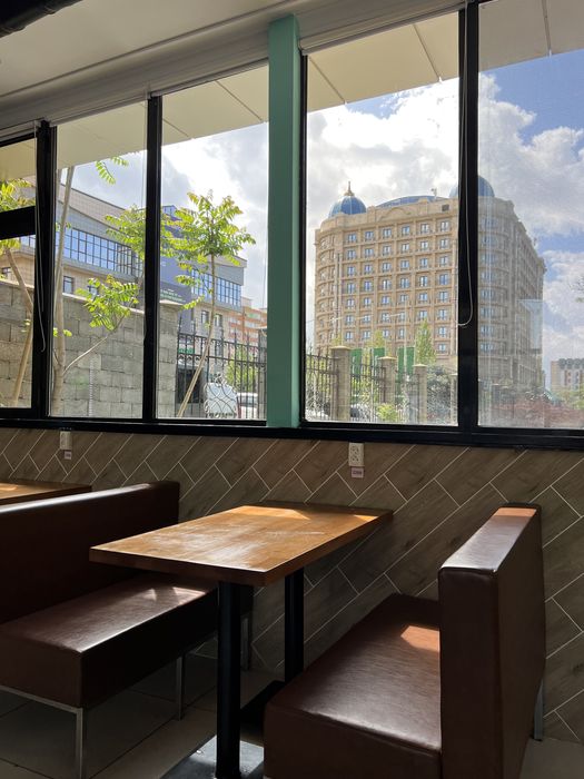 Стол и диван для кафе