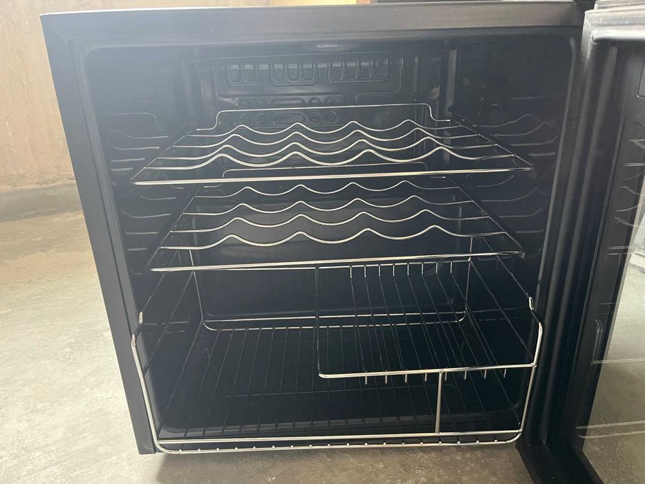 Vitrina frigorifica de tip minibar cu usa din sticla