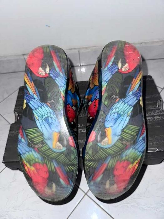 обувки TOGOSHI с шарени папагали