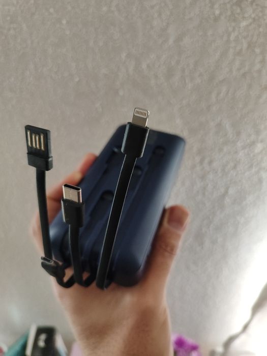 Внешний аккумулятор Power Bank 20 000 мАч, 4 кабеля для зарядки.