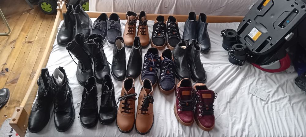 Чисто нови обувки и колани от естествена кожа
