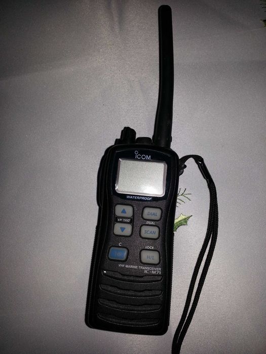 Продавам радиостанция ICOM