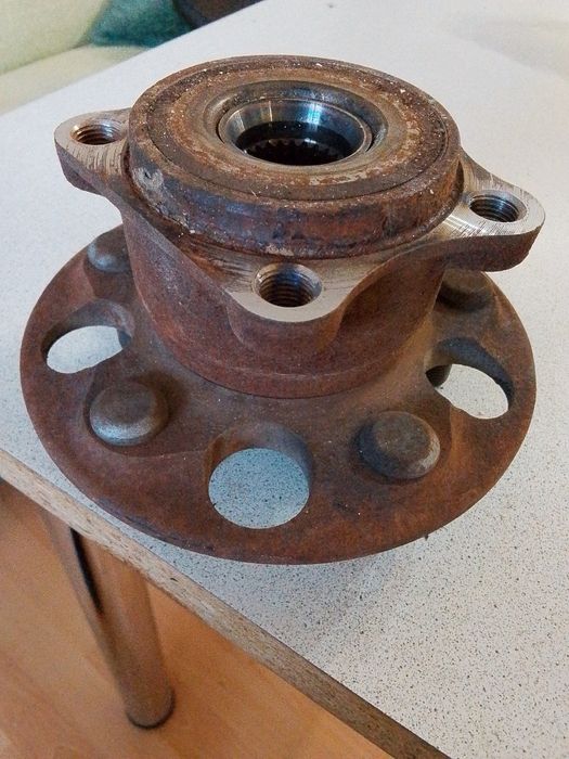 Продам ступицу с подшипником. Оригинал