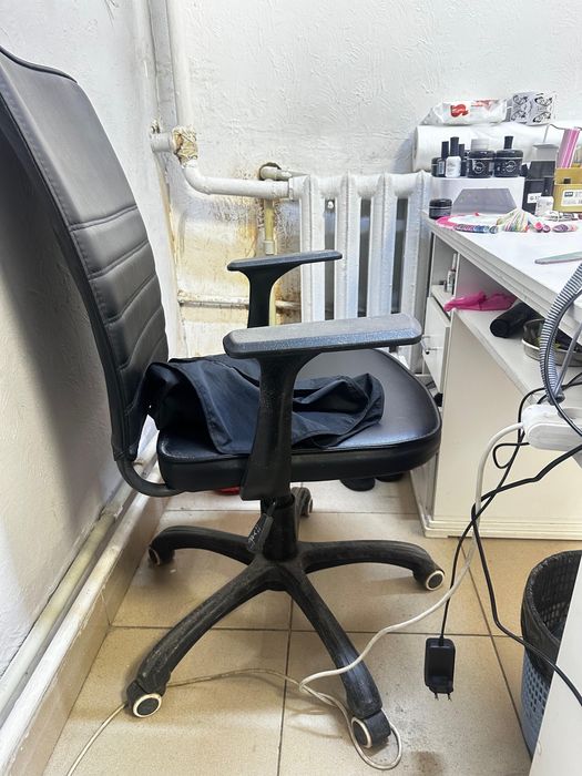 Продам маникюрный столик и кресло