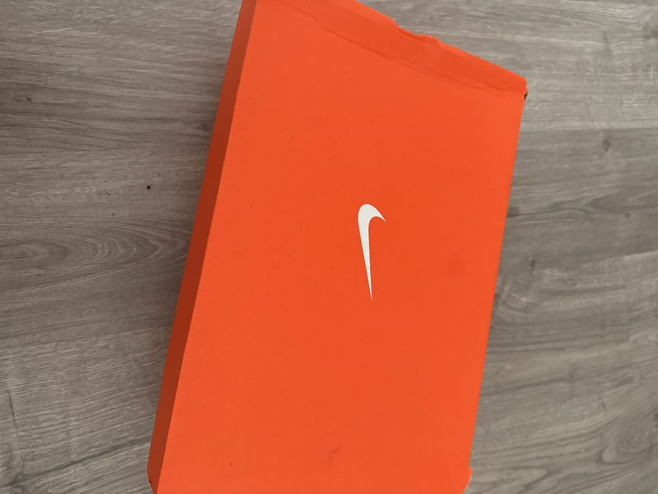Кроссовки nike новые практически