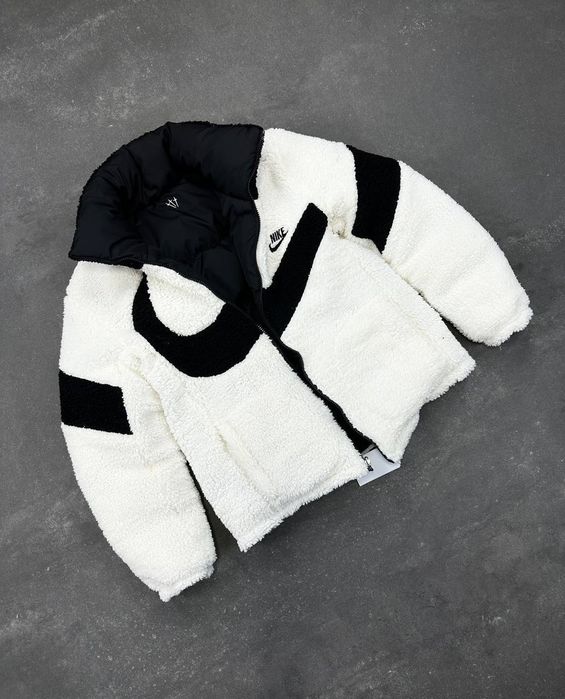Geacă Nike,model cu 2 fețe,calitate luxury,model deosebit,toate mărimile disponibile