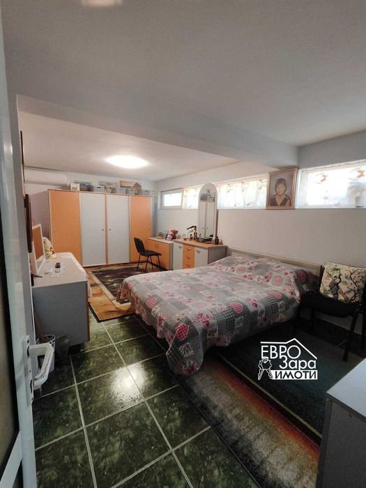 Масивна сграда за продажба – автосервиз плюс два жилищни имота