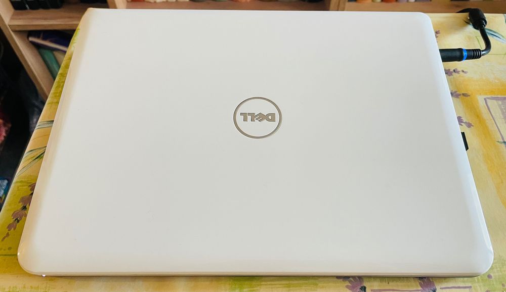 Лаптоп Dell Inspiron P03T