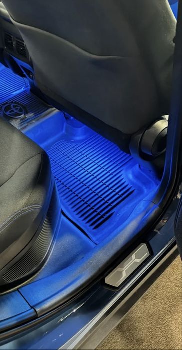 Toyota Rav4 2019-2025 осветление в краката