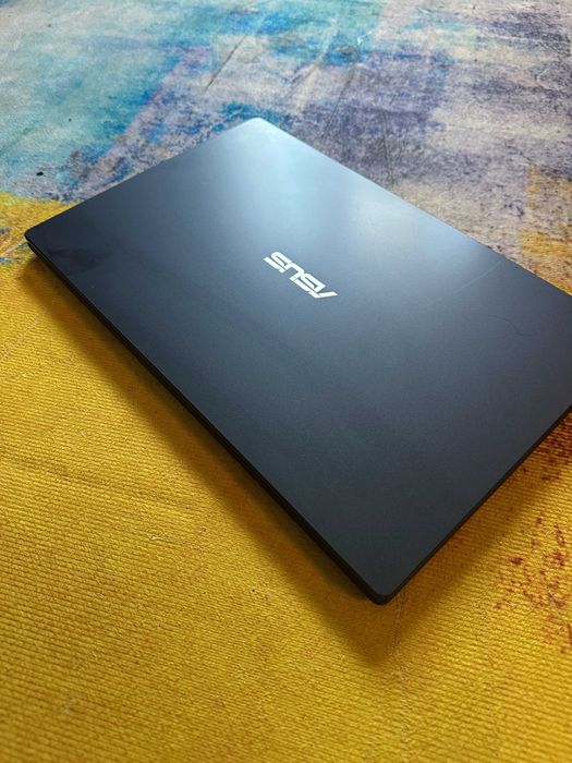 Laptop Asus Vivobook R522k, model 2024, impecabil