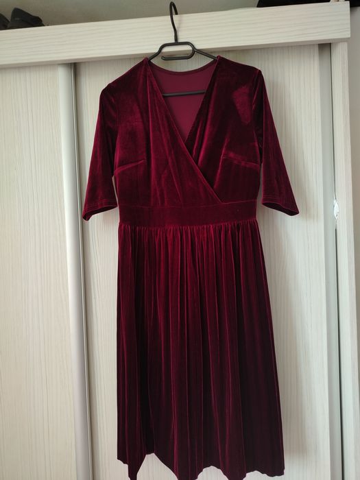 Rochie vișinie în stare perfecta