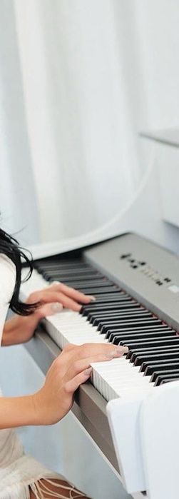 Бял роял от естествено дърво, стъкло и с електронно пиано-Yamaha