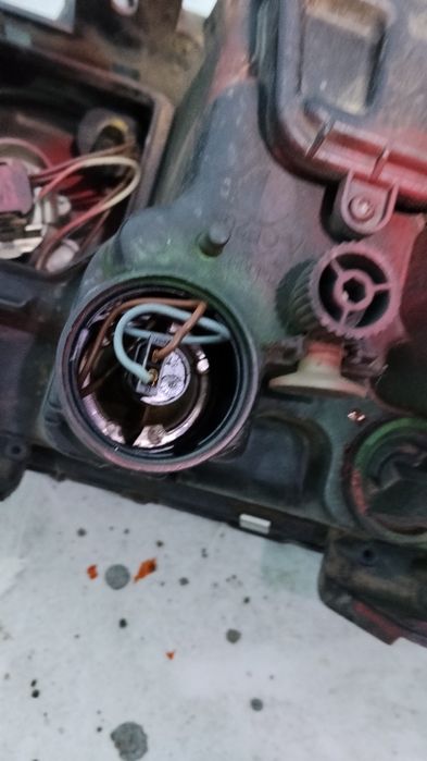 Far xenon stanga  e65