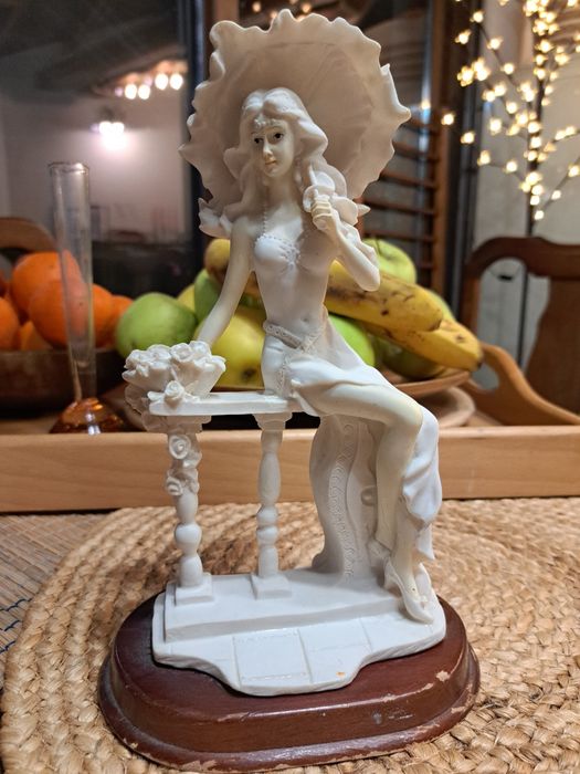 Статуетка от полирезин.