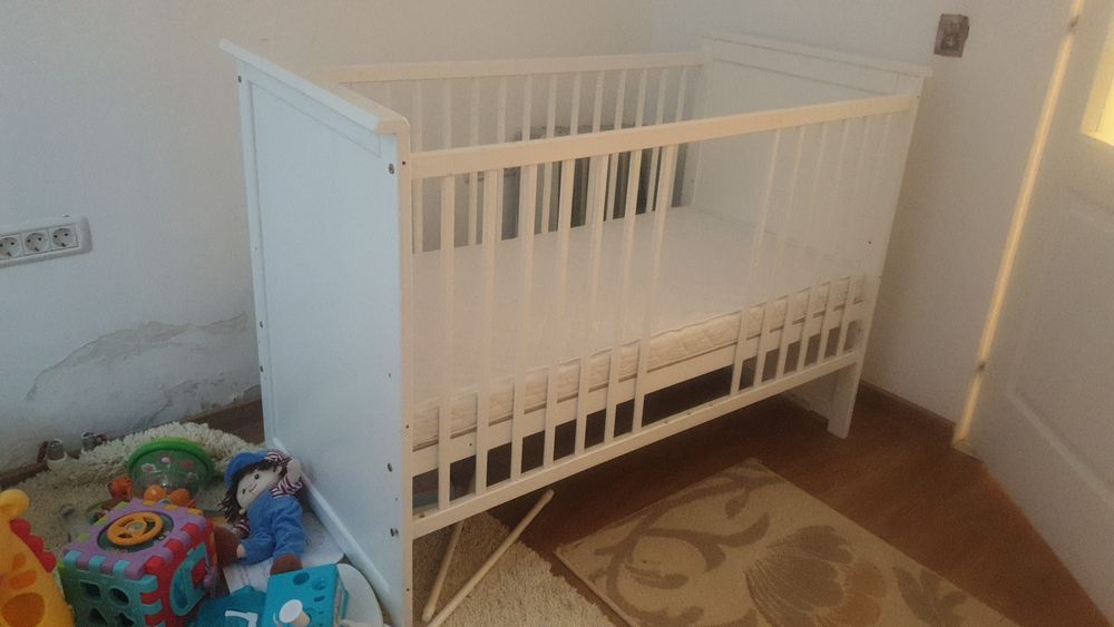 Patut din lemn cu saltea si lada