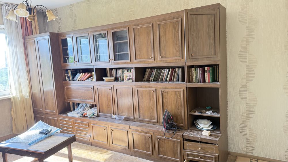 Мебель, двери, книги, люстры