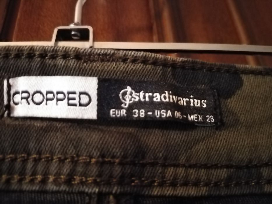 Комуфлажни дънки CROPPED Stradivarius