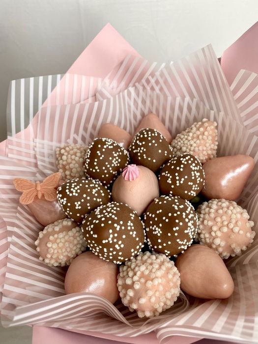 Клубника в шоколаде и банан в шоколаде