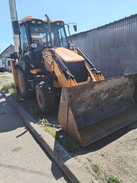 Vind buldoexcavator jkb din 2012   acte la zi  se poate  proba  in arad