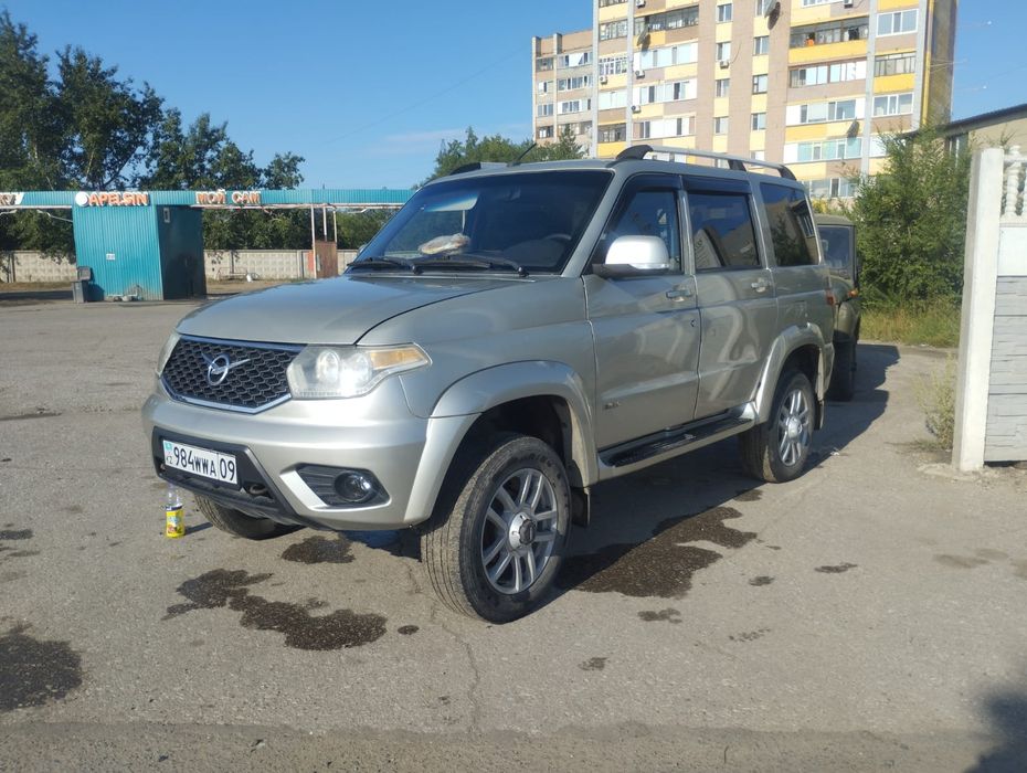 Автомобиль УАЗ патриот