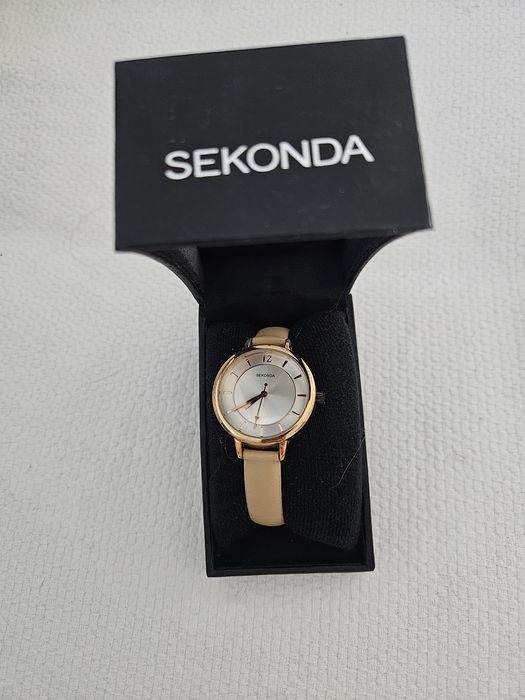 Ceas Sekonda bej,nou,in cutie
