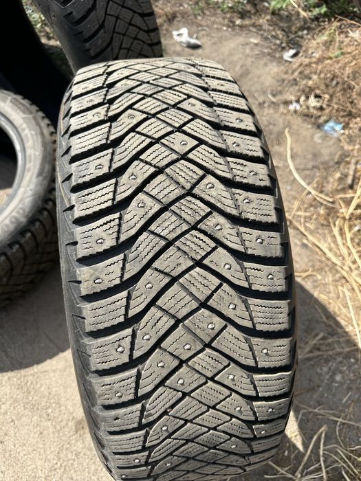 Продам колеса зимнее Goodyear шипы