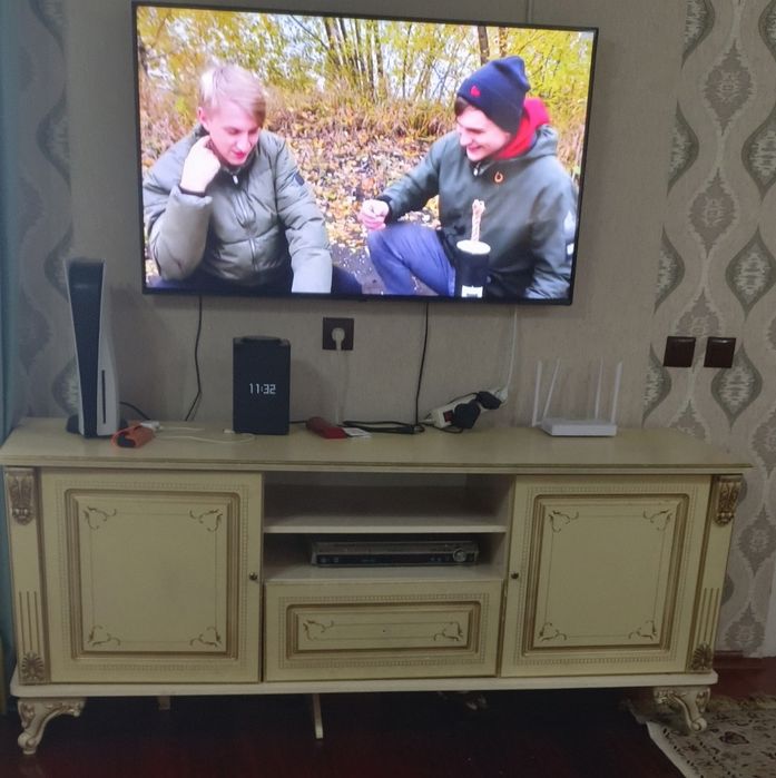 Кухонный гарнитур, мини горка, тумба под телевизор.