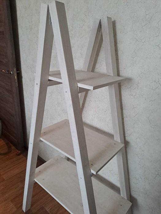 Деревянный стеллаж