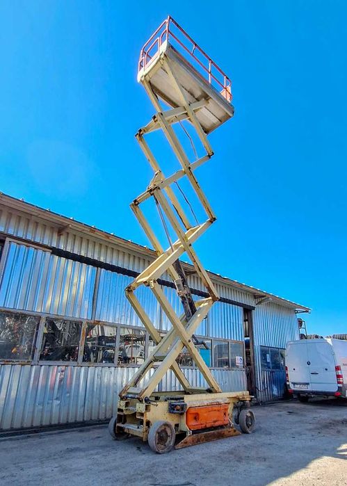 Nacela Foarfeca de Inchiriat. Inchirieri Platforma Aeriana 6, 8, 12 m.