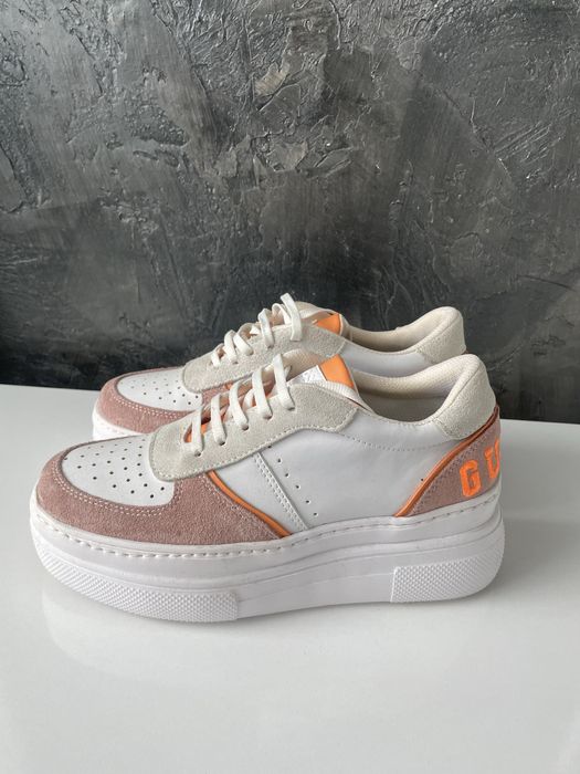 GUESS обувки нови