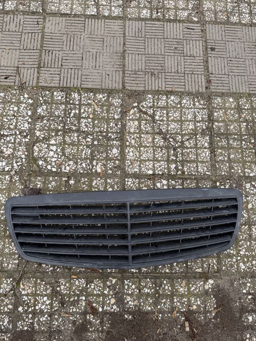 W211 предна решетка