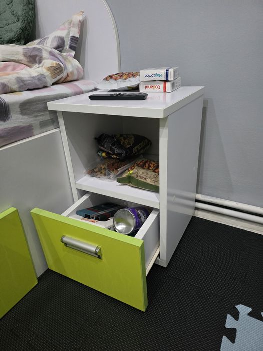 Pat de o persoană, plus dulap, stare foarte bună