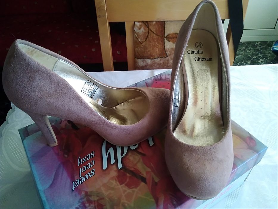 Нови елегантни обувки, сандалети