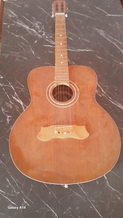 Gitarani o'zi shu turishi