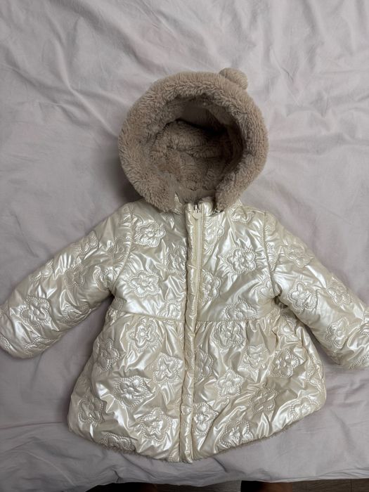 Продавам Mayoral Бебешко двулицево яке за 12 месеца.