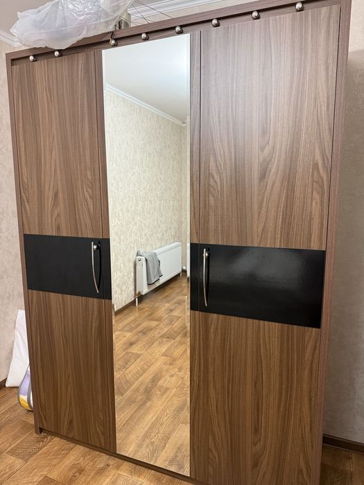 Шкаф в спальню с полками