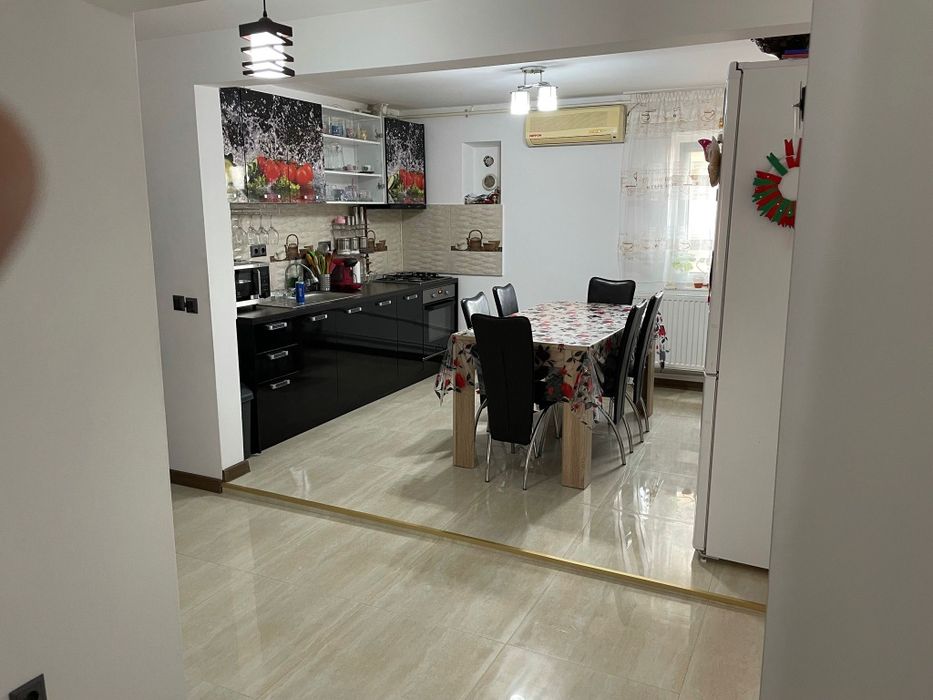 Închiriez apartament cu 3 camere complet mobilat și utilat