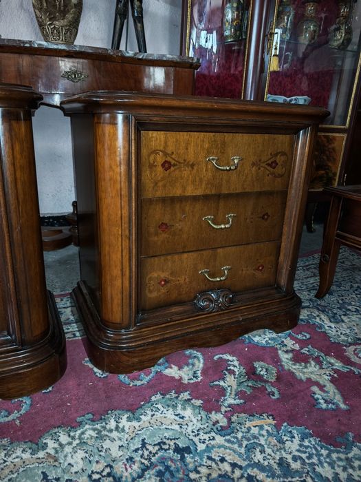 Масивни нощни шкафчета