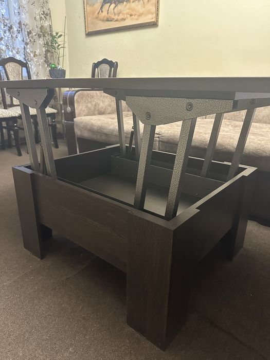 Раздвижной стол со стульями