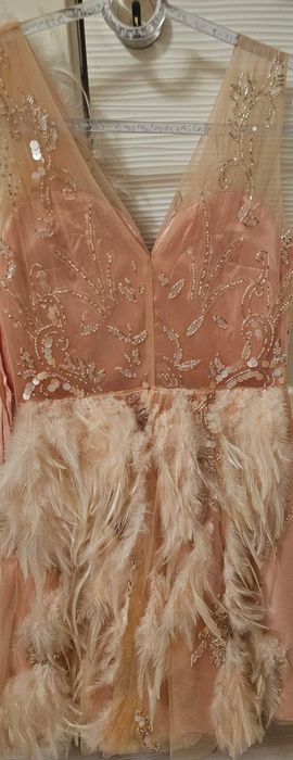Продавам рокля с пера