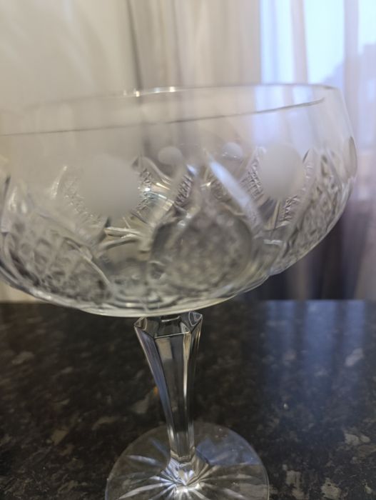 Продам две  хрустальные вазы .