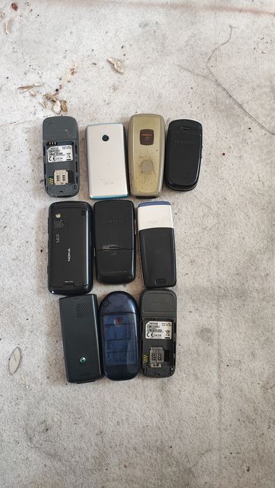 Повредени Ретро телефони.