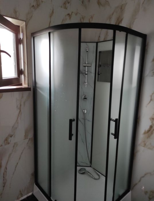 Установка душевых кабин