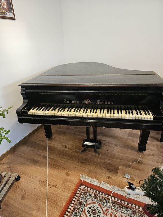 Vând pian de coada scurta