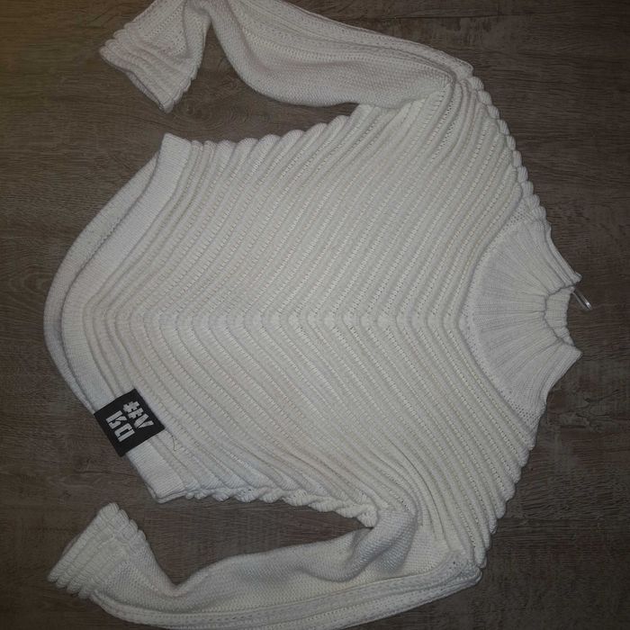 Бял пуловер VDR Radis!