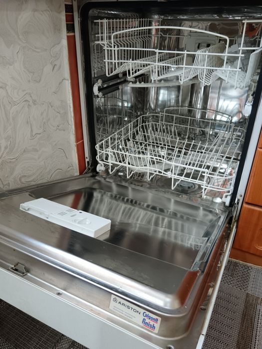 Продам полноразмерную (60 см) посудомоечную машину Ariston L 63.