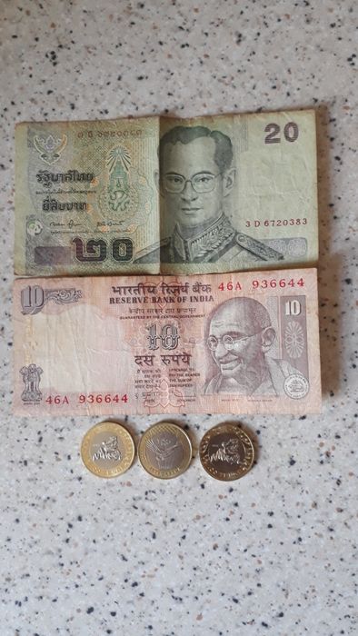 Монеты и денежные  купюры.