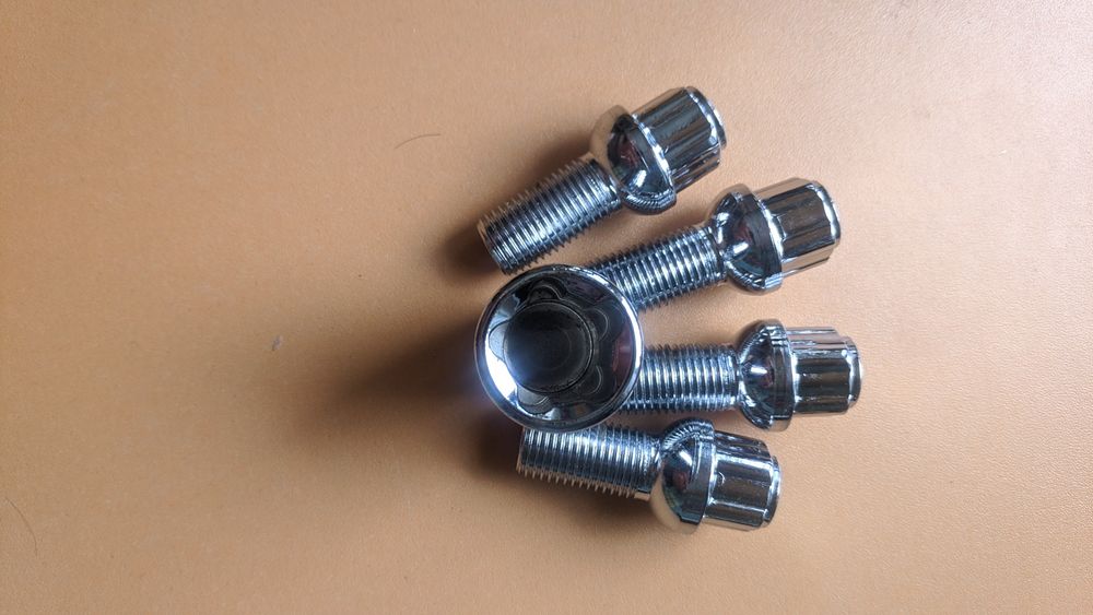 Болтовe за гуми  за Audi Rover Seat Volvo  vw Шкода  M14x1,50x26 CA