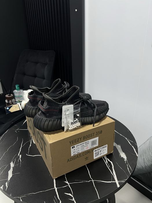 Vând Adidas YEEZY BOOST 350 V2 - Triple White si Static Black